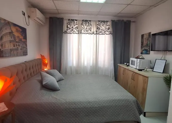 Oasis In Near Bus Station * 地拉那